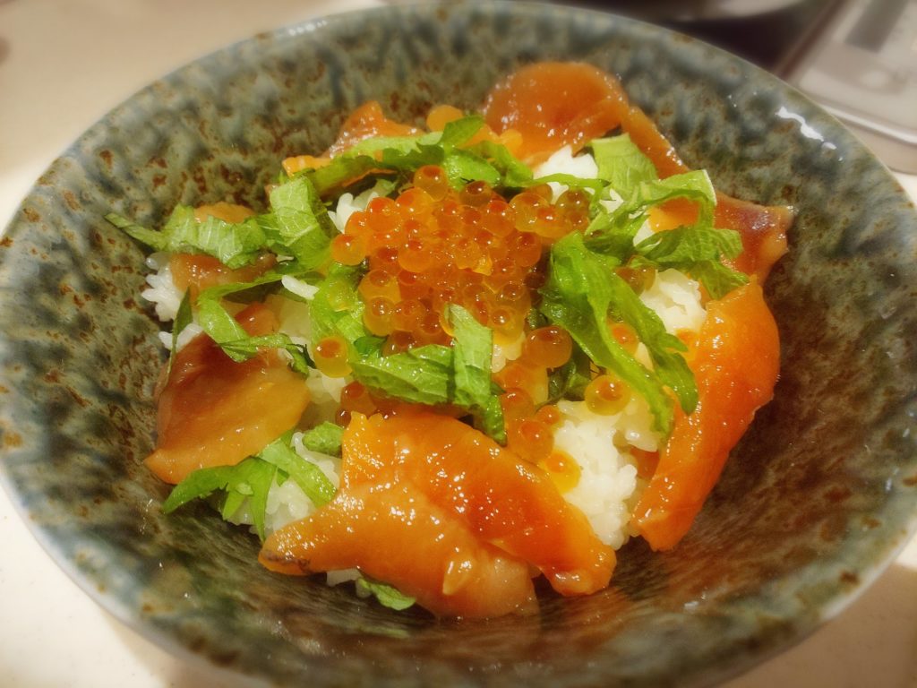 いくらと漬けサーモンの贅沢どんぶり